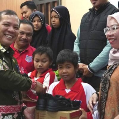 Pemkab Mura Salurkan 230 Pasang Sepatu Sekolah di Kecamatan Murung