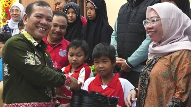 Pemkab Mura Salurkan 230 Pasang Sepatu Sekolah di Kecamatan Murung